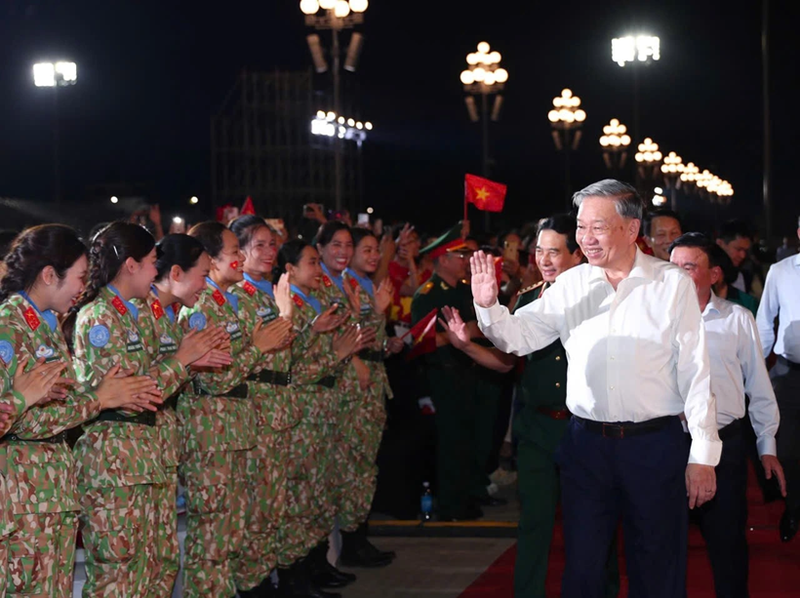 Le secrétaire général du Parti communiste du Vietnam To Lam, secrétaire de la Commission militaire centrale assiste à l’événement à Hanoï. Photo : VNA.