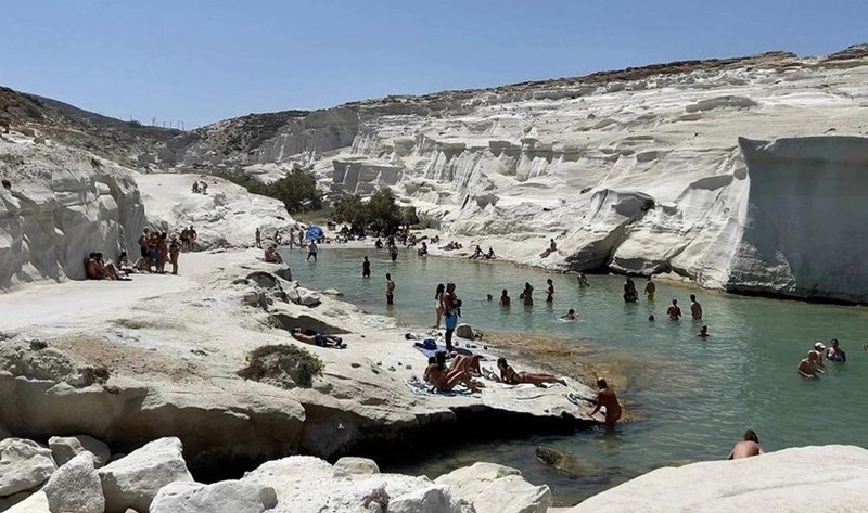 Plage de Sarakiniko sur l’île de Milos, en mer Égée, en Grèce. Photo : Greeka.