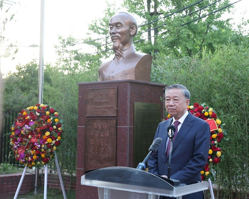 Le secrétaire général du Parti, To Lam, s’exprime lors de la cérémonie d’inauguration du buste du Président Hô Chi Minh dans l’enceinte de l’ambassade du Vietnam en République de Corée. Photo : VNA.