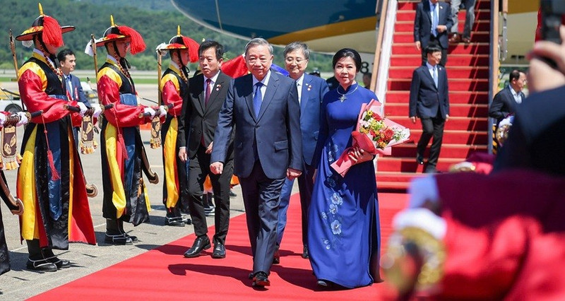 Le secrétaire général du Parti communiste du Vietnam, To Lam, son épouse Ngo Phuong Ly sont arrivés à la base aérienne de Seongnam à Séoul, entament une visite d’État en République de Corée. Photo : Vietnamnet.