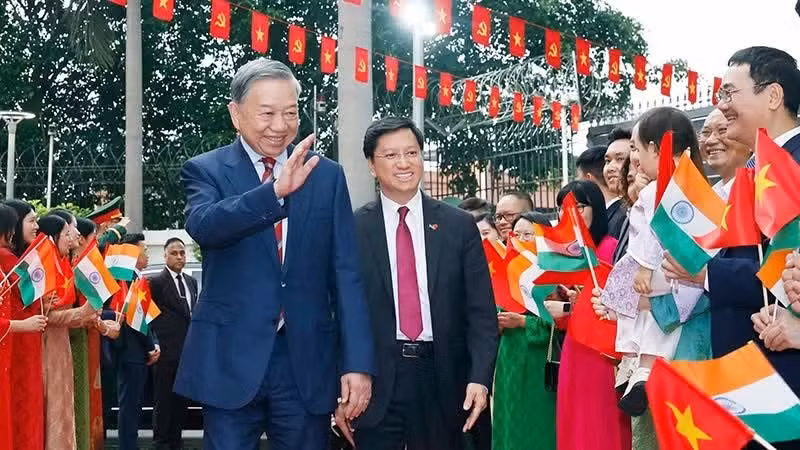Le secrétaire général du Parti communiste du Vietnam et président de la République, To Lam, rencontre le personnel de l’ambassade et des représentants de la communauté vietnamienne en Inde. Photo : VNA.
