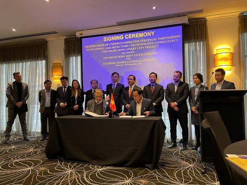 Les dirigeants de la province de Long An (actuelle province de Tay Ninh) assistent à la cérémonie de signature du protocole d’accord de partenariat stratégique dans le domaine du conseil en planification urbaine, en architecture et en technologies pour le projet de zone urbaine intelligente de Phuoc Dong, entre la société par actions IMG Phuoc Dong et la société Elenberg Fraser Australia, lors de la visite en Australie en 2022. Photo : Baodautu.