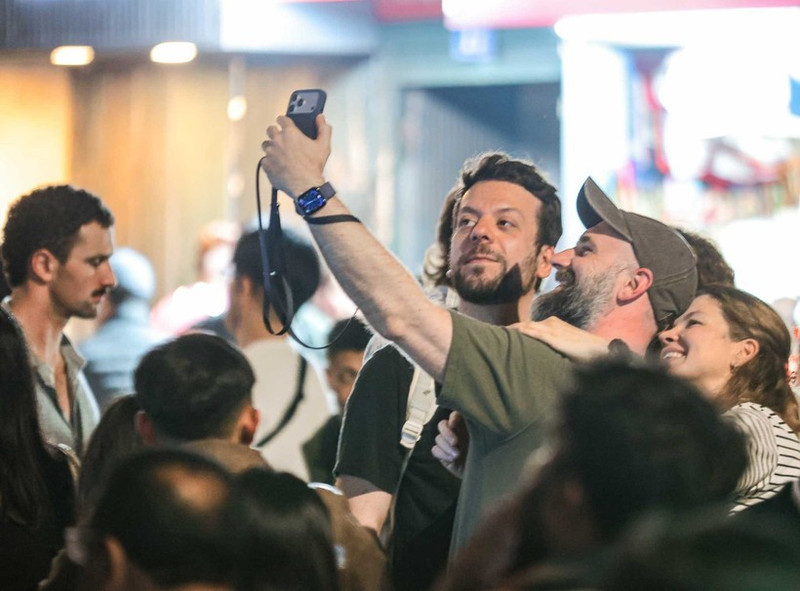 Des touristes étrangers immortalisent les premiers instants de 2026. Photo : VNA.