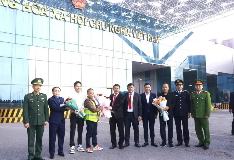 Lles autorités locales félicitent les entreprises d’import-export concernées. Photo : VNA.