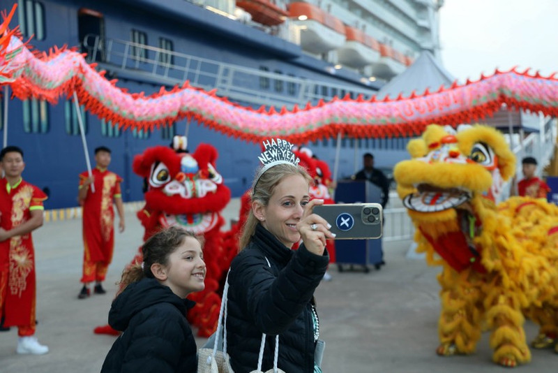Touristes au port international de croisière de Ha Long. Photo: VNA.