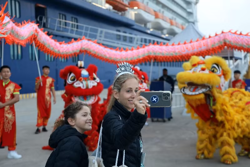 Touristes au port international de croisière de Ha Long. Photo: VNA.
