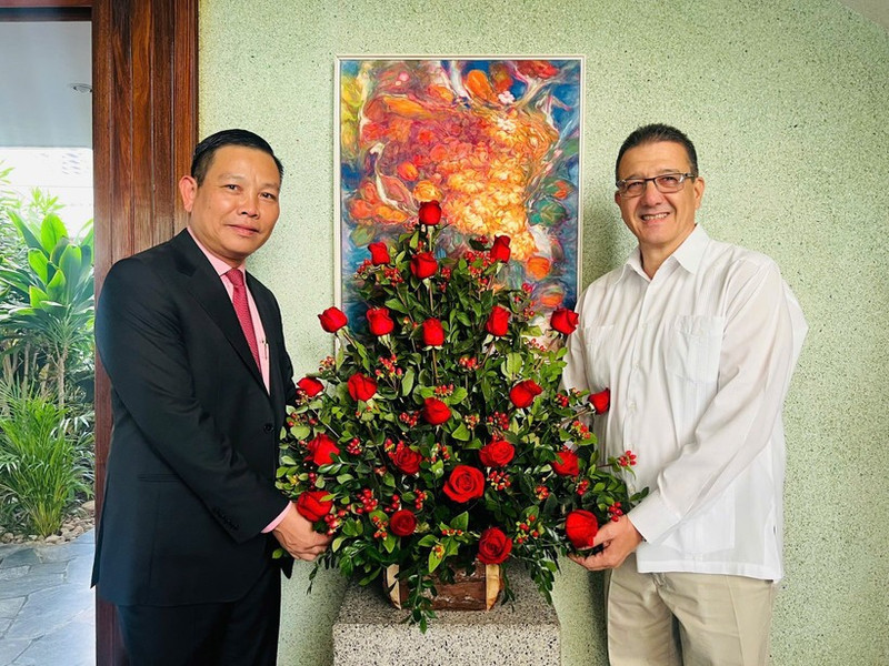 L’ambassadeur du Vietnam à Cuba, Vu Trung My (gauche) et l’ambassadeur de Cuba au Venezuela, Jorge Luis Mayo Fernández. Photo : VNA.
