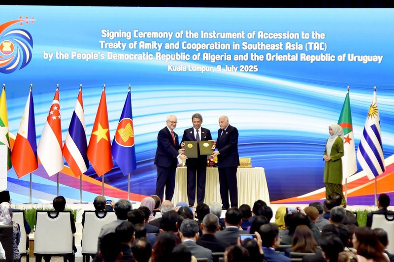 Les ministres des Affaires étrangères de l'ASEAN assistent à la cérémonie de signature de l'adhésion de l'Uruguay et de l'Algérie au Traité d'amitié et de coopération en Asie du Sud-Est (TAC), portant le nombre total de signataires à 57. Photo : VNA.