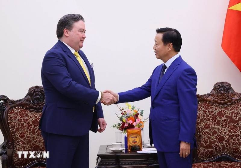 Le vice-Premier ministre Tran Hong Ha (à droite) et l’ambassadeur des États-Unis au Vietnam, Marc Knapper, à Hanoi, le 9 juillet. Photo : VNA.