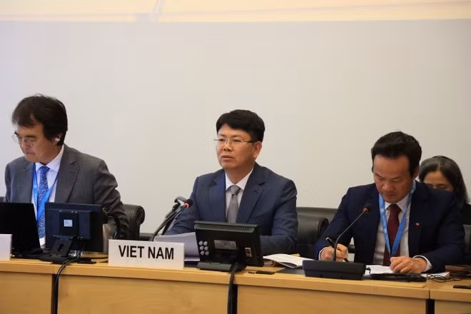 Le vice-ministre de la Justice, Nguyen Thanh Tinh (centre) lors de la session du Comité des droits de l'homme des Nations Unies, à Genève, en Suisse. Photo : VNA.