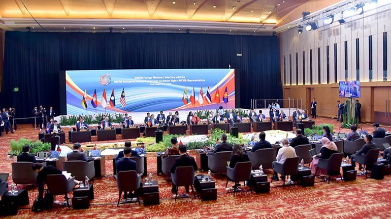 Lors du dialogue avec la Commission intergouvernementale des droits de l'homme de l'ASEAN (AICHR). Photo : Ministère vietnamien des Affaires étrangères.