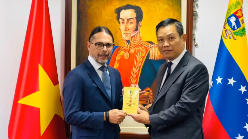 L'ambassadeur Vu Trung My offre au vice-président Freddy Nánez le recueil de poèmes « Nhật ký trong tù » (Carnet de prison) du président Ho Chi Minh, traduit en espagnol. Photo : Ambassade du Vietnam au Venezuela.
