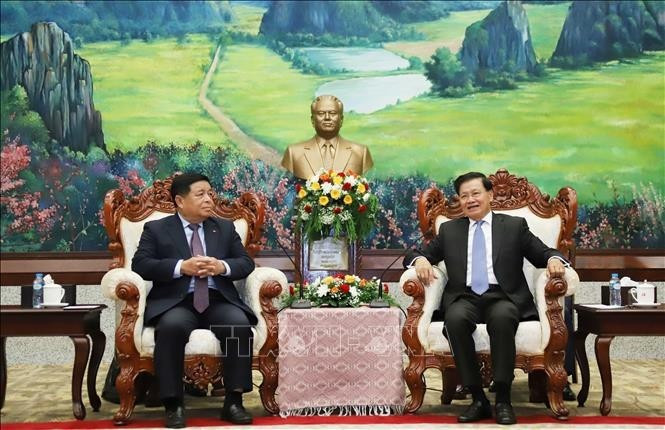 Le secrétaire général et président lao Thongloun Sisoulith et le vice-Premier ministre vietnamien Nguyên Chi Dung (à gauche), lors de leur rencontre à Vientiane, le 9 juillet Photo : VNA.