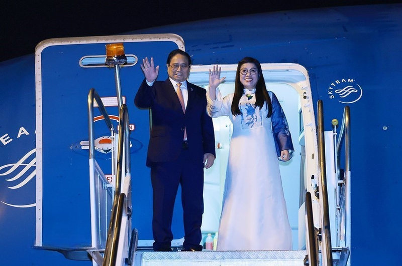 Le Premier ministre vietnamien Pham Minh Chinh et son épouse sont rentrés à Hanoï. Photo : VNA.