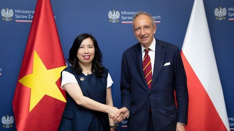 La vice-ministre vietnamienne des AE Le Thi Thu Hang et le secrétaire d'État au ministère polonais des AE, Władysław Teofil Bartoszewski. Photo : Ministère vietnamien des AE.