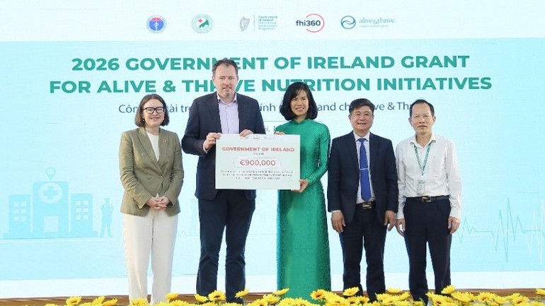 Le secrétaire d’État au ministère de la Culture, des Communications et des Sports d’Irlande (deuxième à partir de la gauche) et l’ambassadeur d’Irlande au Vietnam annoncent le financement. Photo : NDEL.