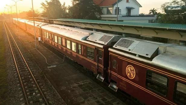 Le nouveau service de croisière ferroviaire de luxe reliant Hanoï à Hô Chi Minh-Ville mise autant sur le voyage lent et l’expérience immersive que sur le trajet lui-même. Photo: SJourney.