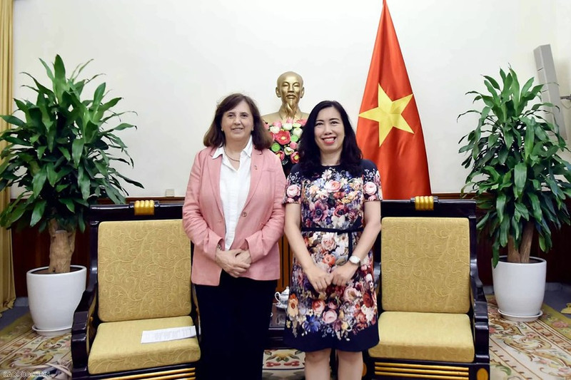 La vice-ministre Le Thi Thu Hang (droite) reçoit Mme Paola Pampaloni, directrice générale adjointe pour l’Asie-Pacifique du service européen pour l’action extérieure (SEAE). Photo : VNA.