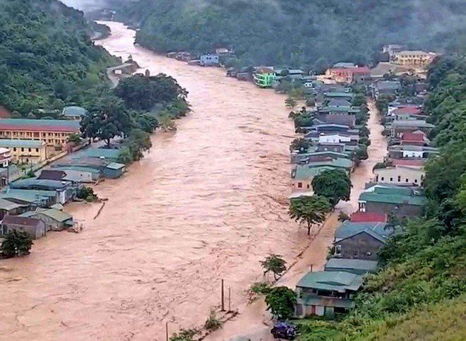 Le niveau des eaux de crue de la rivière Nam Mo, qui traverse la commune de Muong Xen, province de Nghe An, reste très élevé. Photo : VNA.