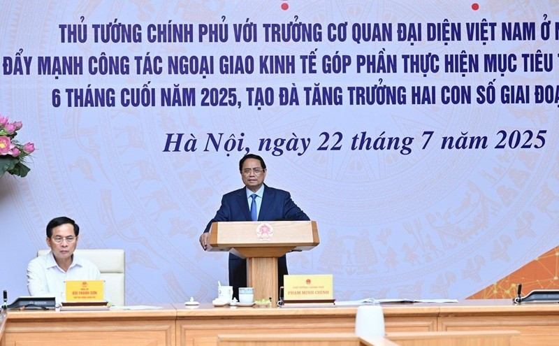 Le Premier ministre Pham Minh Chinh s'exprime lors de la conférence. Photo : NDEL.