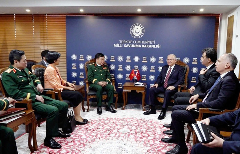 Le général de corps d'armée Hoang Xuan Chien, vice-ministre vietnamien de La Défense (gauche) rencontre le ministre turc de la Défense, Yasar Guler. Photo : VNA.