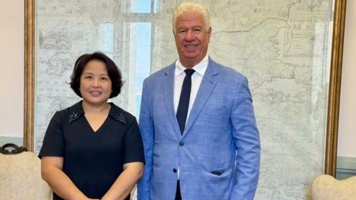 L'ambassadrice Pham Thi Thu Huong rencontre le gouverneur des îles Ioniennes, Yianis Trepeklis. Photo : Ambassade du Vietnam en Grèce.