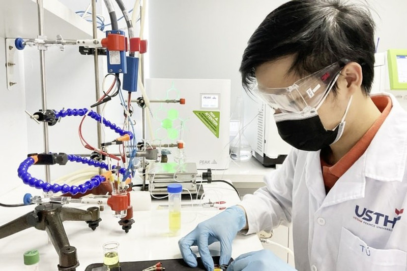 Recherche scientifique à l'Université des sciences et des technologies de Hanoï (USTH). Photo : HNM.