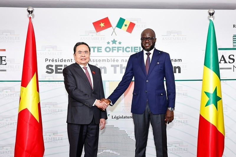 Le président de l’Assemblée nationale du Sénégal, El Malick Ndiaye préside une cérémonie d’accueil officielle du président de l’Assemblée nationale du Vietnam Tran Thanh Man (à gauche). Photo : VNA.