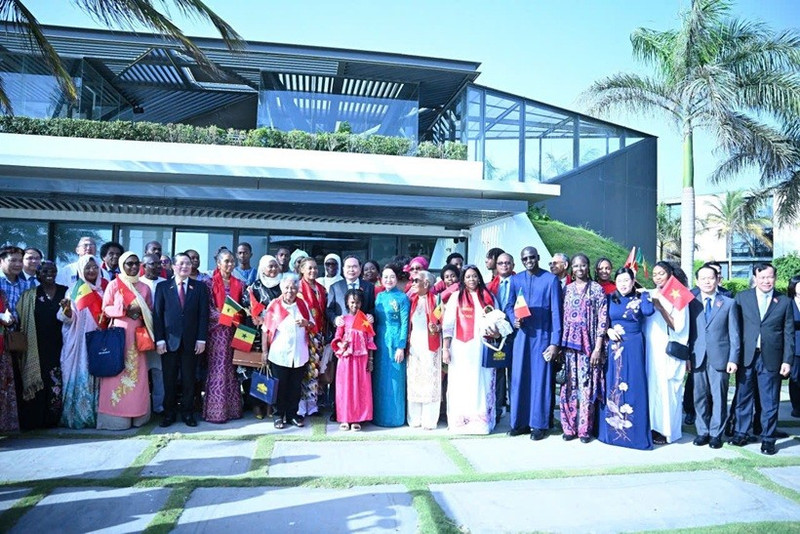 Le président de l'Assemblée nationale, Tran Thanh Man, et son épouse avec la communauté vietnamienne du Sénégal. Photo : Quochoi.