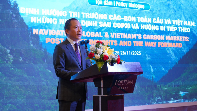 Le Prof. associé Nguyen Dinh Tien, représentant la VNU–UEB prend la parole lors du dialogue.