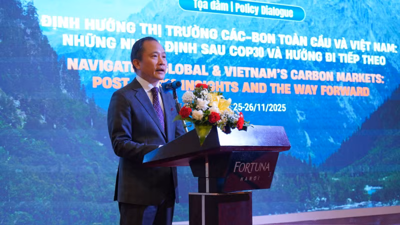 Le Professeur associé, Docteur Le Dinh Thanh, Recteur de l’Université d’économie et de commerce de l’Université nationale du Vietnam, prend la parole lors du dialogue.