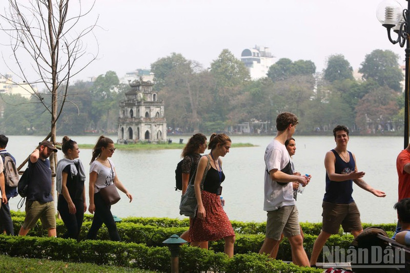 Le Nouvel An et le Têt traditionnel du Vietnam constituent la haute saison touristique, attirant de nombreux touristes nationaux et internationaux. Photo : NDEL.