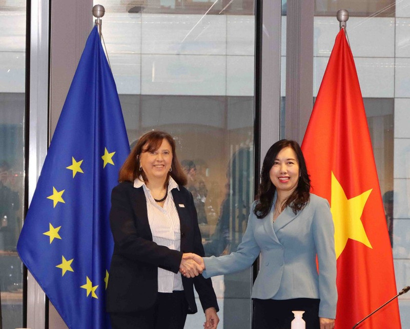 La vice-ministre vietnamienne des Affaires étrangères, Le Thi Thu Hang (droite) et la directrice générale par intérim pour l’Asie et le Pacifique au Service européen pour l’action extérieure (SEAE), Paola Pampaloni. Photo : VNA.
