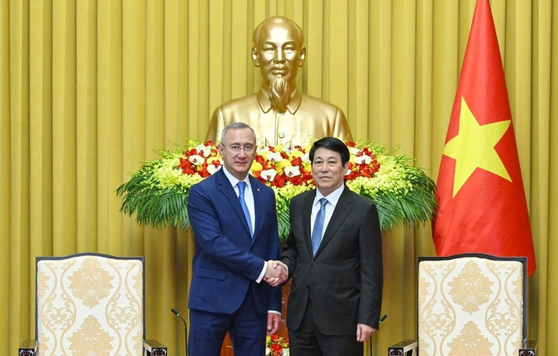 Le président vietnamien Luong Cuong (droite) reçoit le gouverneur de l'oblast de Kalouga de Russie. Photo : NDEL.