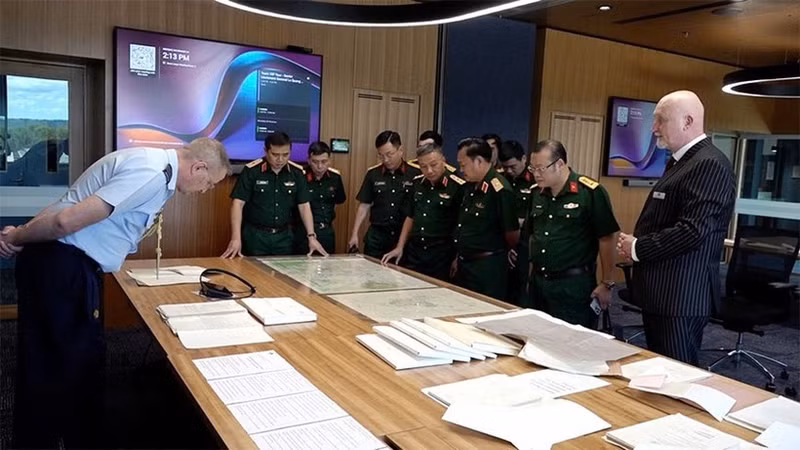 Rencontre entre la délégation du Comité directeur national pour la recherche, le rapatriement et l'identification des restes des soldats morts, et des représentants de l’Australian Army’s Unrecovered War Casualties Unit. Photo: VNA.