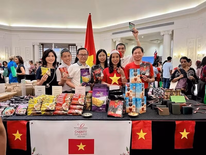 Le stand du Vietnam attire de nombreux visiteurs. Photo: VNA.