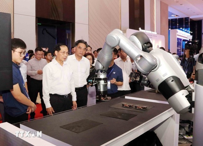 Le vice-Premier ministre Bui Thanh Son inspecte les préparatifs du Forum économique d'automne 2025. Photo : VNA.