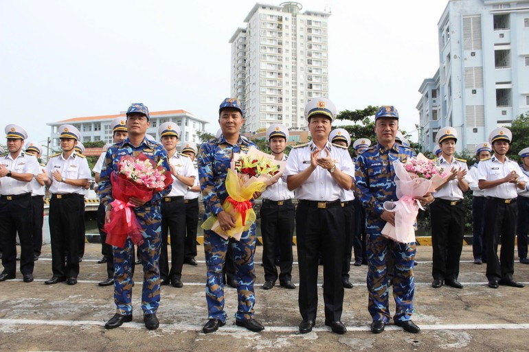 Un responsable de la 2 Région navale offre des fleurs à la flotte pour la féliciter d'avoir mené à bien sa mission. Photo : NDEL.