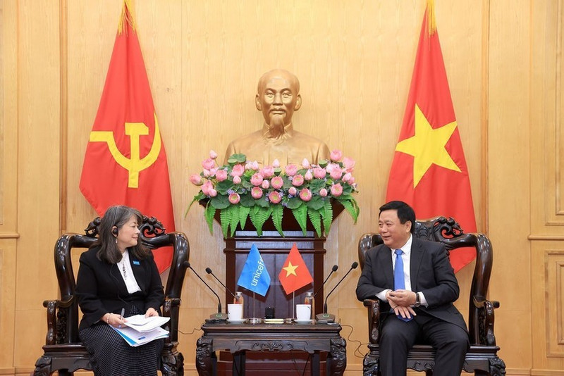 Le professeur et docteur Nguyen Xuan Thang, membre du Bureau politique, directeur de l’Académie et président du Conseil central de théorie, et June Kunugi, directrice régionale de l’UNICEF pour l’Asie de l’Est et le Pacifique. Photo: VNA.