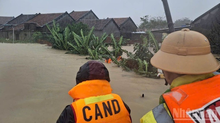 De fortes pluies prolongées ont provoqué des inondations généralisées dans de nombreuses provinces et villes du Centre et des Hauts Plateaux. Photo : NDEL. 