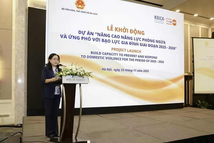 La vice-ministre de la Culture, des Sports et du Tourisme, Trinh Thi Thuy prend la parole lors de l’événement. Photo : UNFPA.