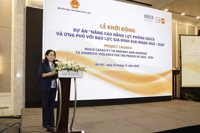 La vice-ministre de la Culture, des Sports et du Tourisme, Trinh Thi Thuy prend la parole lors de l’événement. Photo : UNFPA.
