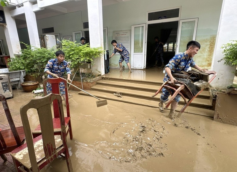 L'armée participe au nettoyage de la maternelle Vinh Thanh, dans le quartier de Tay Nha Trang, province de Khanh Hoà. Photo : VNA.