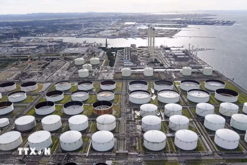 Réservoirs de stockage dans une raffinerie de pétrole dans le district de Chiba, à l’est du Japon. Photo : VNA.