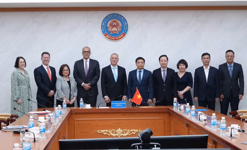 Le ministre des Finances Nguyen Van Thang et la délégation du groupe HSBC, conduite par Georges Elhedery, directeur général de HSBC. Photo : ministère des Finances.