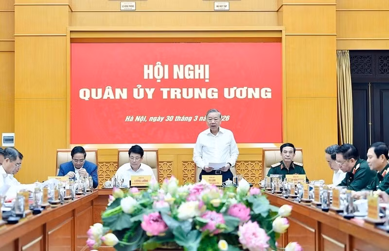Le secrétaire général du Parti et secrétaire de la Commission militaire centrale Tô Lâm, s'adresse à la conférence, à Hanoï, le 30 mars. Photo : VNA.