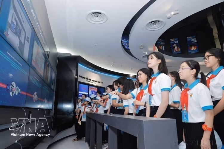 Le 13 mai 2025, 150 jeunes délégués visitent le groupe militaro-industriel et de télécommunications Viettel. Photo d'illustration : VNA.