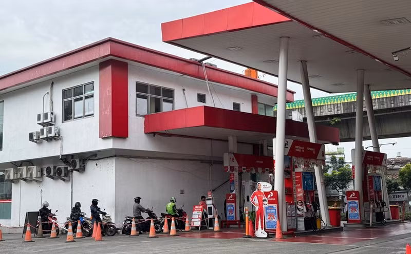 Dans les stations-service en Indonésie, les conducteurs font la queue pour faire le plein comme d’habitude, sans pénurie ni files d’attente prolongées. Photo : VNA.