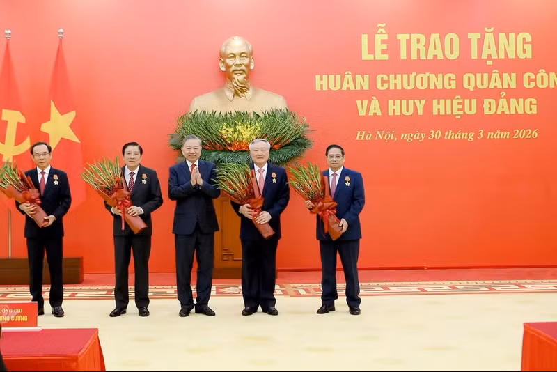 Le secrétaire général To Lam remet l'Ordre du Mérite militaire à de hauts responsables. Photo : NDEL.