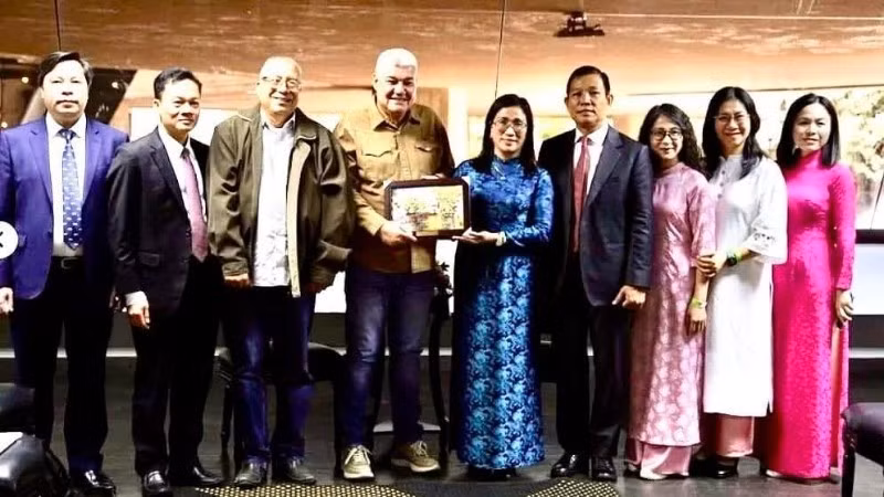 La délégation vietnamienne prend une photo souvenir avec Eduardo Piñera, vice-président du Parti socialiste unifié du Venezuela et président de la Commission centrale de l’Idéologie et de la Formation. Photo : Ambassade du Vietnam au Venezuela.